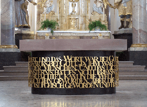 Der Altar mit blattvergoldetem Schrifzug