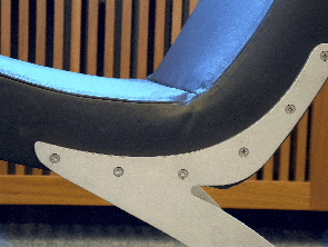 Brosessel Detail. Leder & Edelstahl