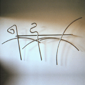 Garderobe mit drei Kleiderbgeln