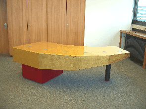 Der fertige Schreibtisch. Telefon- und sonstige Kabel verschwinden durch die Tischplatte und die Sule direkt im Boden.