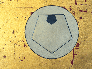 Schreibtisch Detail. Die fnfeckige ffnung im ebenfalls fnfeckigen Kabeldurchlass lt sich optimal positionieren.