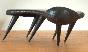 Besprechungstisch. Die Oberflche ist glatt und  so gewlbt, dass sie interessant aussieht, aber eben genug, um ein Weinglas darauf abzustellen oder darauf zu schreiben.