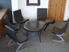 Ensemble von Besprechungstisch und insgesamt sechs Sesseln