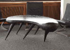 Ensemble von Besprechungstisch und insgesamt sechs Sesseln