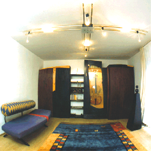 Wohnzimmereinrichtung mit Deckenleuchte, Schrank und Schlafsofa, bei dem sich die Rckenlehne abklappen lsst