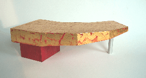 Schreibtischmodell. Die polygonale Form bercksichtigt die Arbeitsweise dieses Kunden, der einen Platz zum Telefonieren und fr Notitzen, in der Mitte seinen Laptop und rechts Ablageraum braucht.